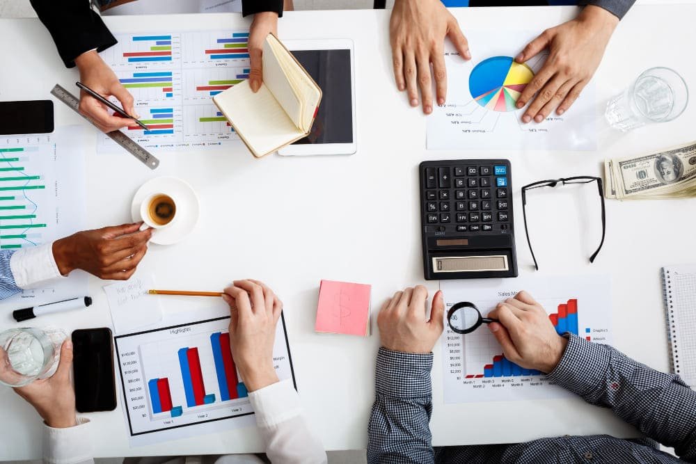 فريق عمل يراجع خطة تشغيل ERPNext